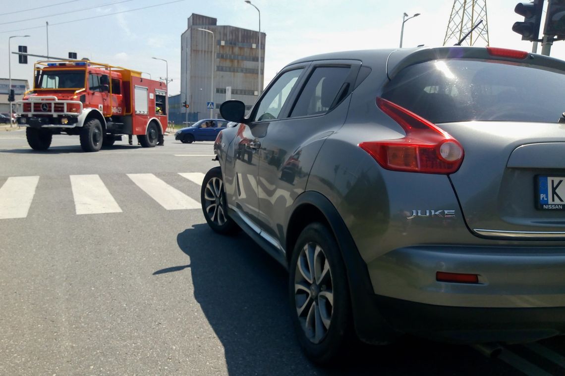 KROSNO: Zderzenie dwóch Nissanów na skrzyżowaniu ulic Podkarpackiej i Tysiąclecia