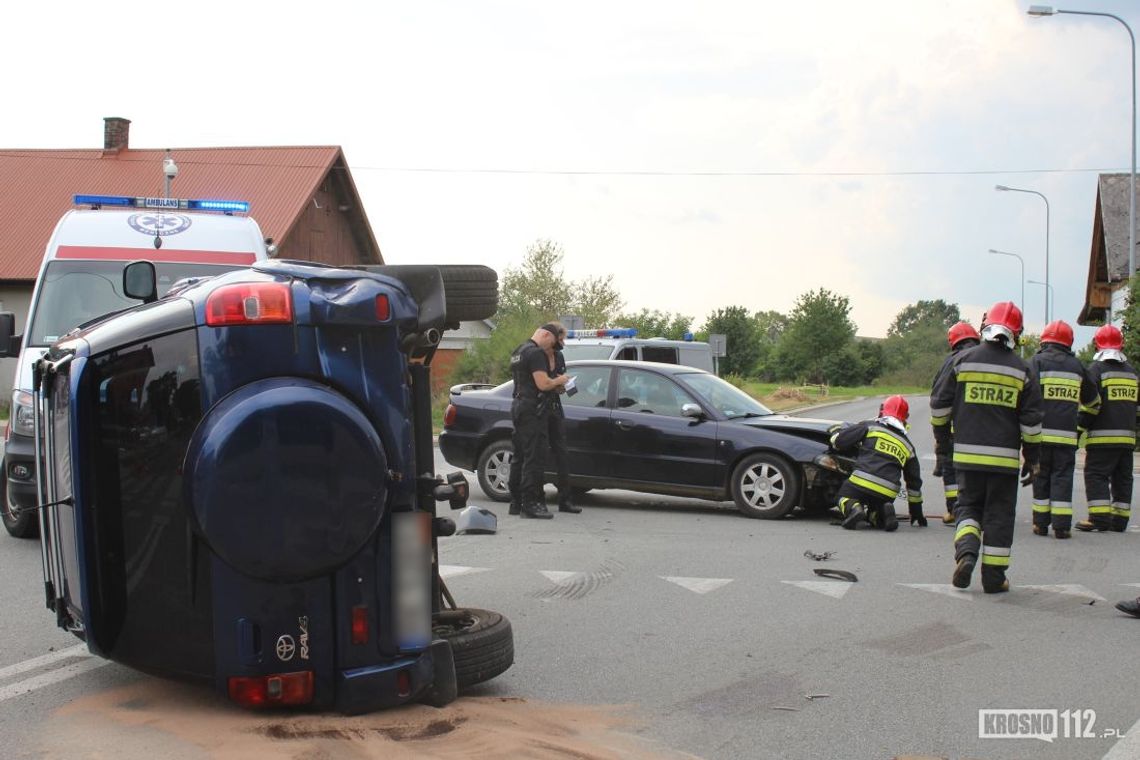 KROSNO: Zderzenie dwóch samochodów na rondzie. Toyota na boku