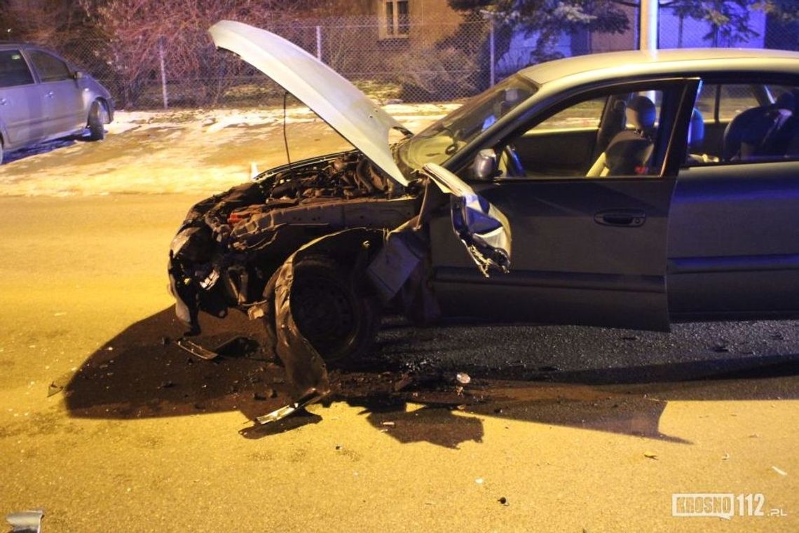 KROSNO: Zderzenie dwóch samochodów przy kościele