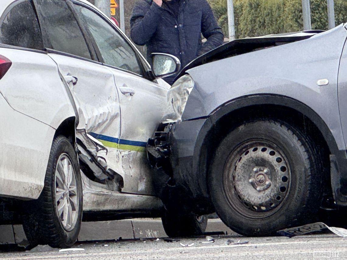 Krosno. Zderzenie Nissana i Hyundaia na rondzie Krosno. Zderzenie Nissana i Hyundaia na rondzie