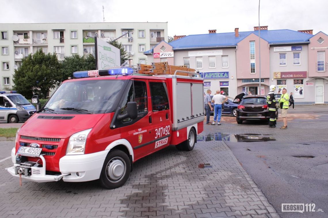 KROSNO: Zderzenie Opla i Peugeota na ul. Tysiąclecia