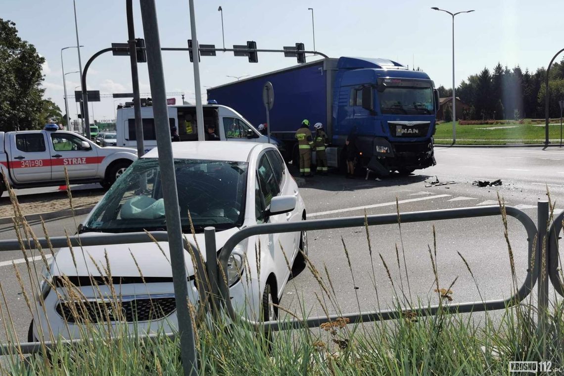 Krosno. Zderzenie osobówki z ciężarówką [AKTUALIZACJA]