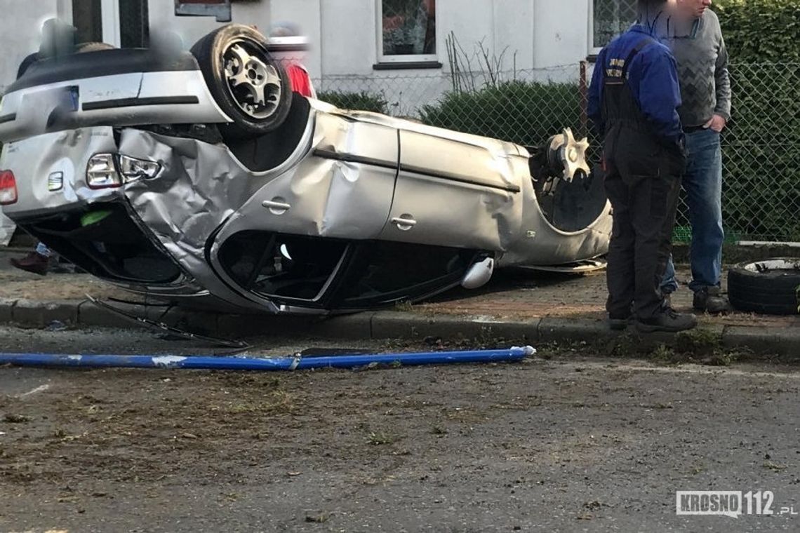 KROSNO: Zderzenie pojazdów. Jeden z samochodów na dachu