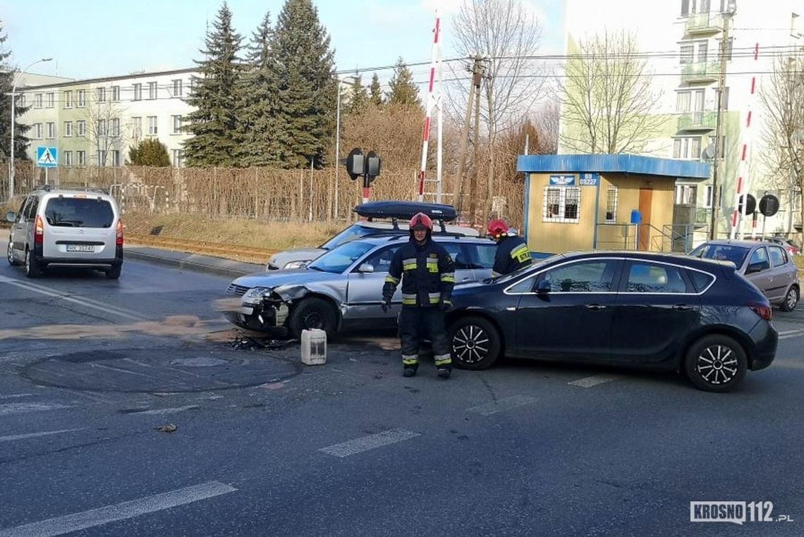 KROSNO: Zderzenie samochodów na starym rondzie na Czajkowskiego