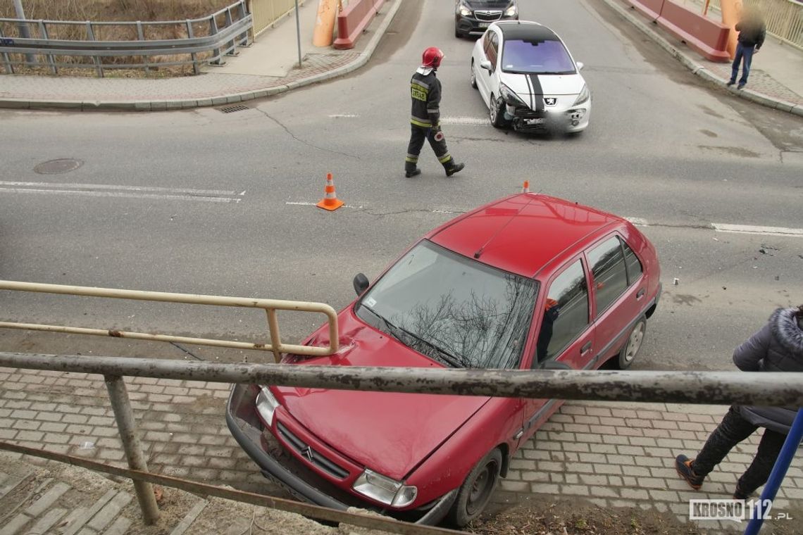 KROSNO: Zderzenie samochodów przy pomarańczowym moście