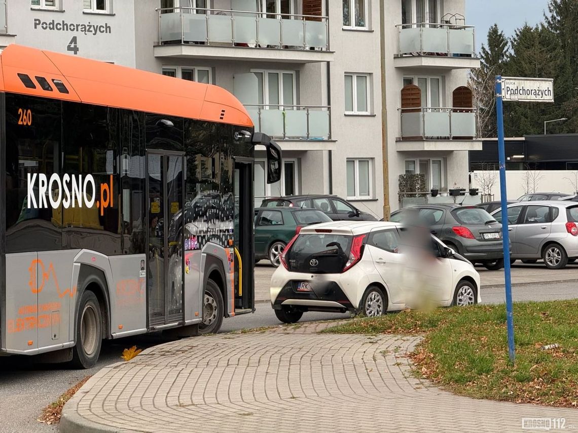 Krosno. Zderzenie samochodu z autobusem MKS