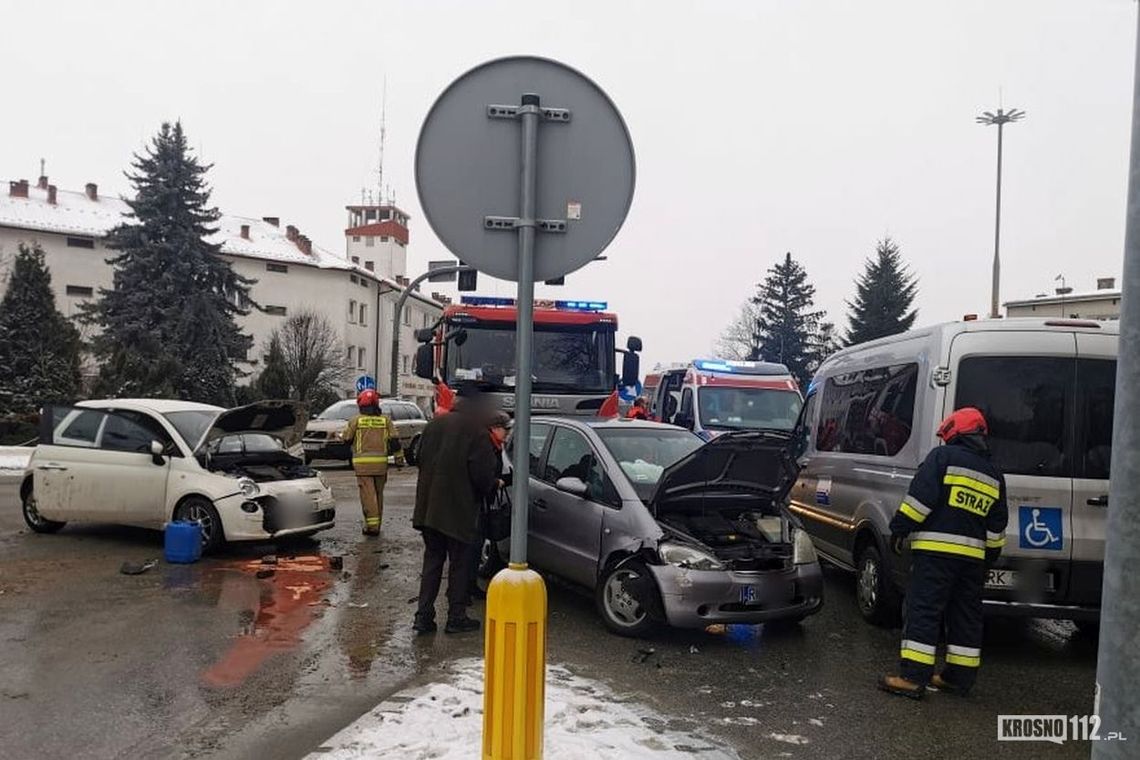 ? Krosno. Zderzenie trzech pojazdów tuż obok strażnicy PSP