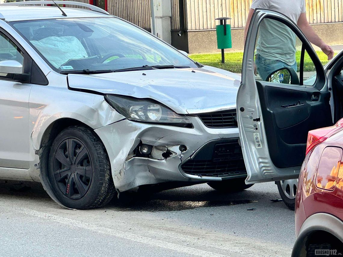 Krosno. Zderzenie trzech samochodów na rondzie przy ul. Sikorskiego