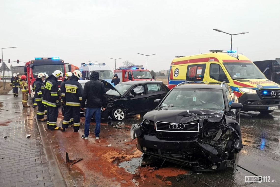 ? Krosno. Zderzenie trzech samochodów na Zręcińskiej