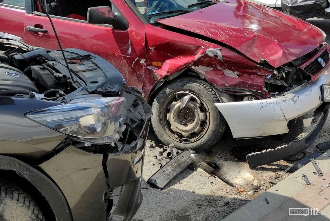 ? Krosno. Zderzenie trzech samochodów przy przejeździe kolejowym