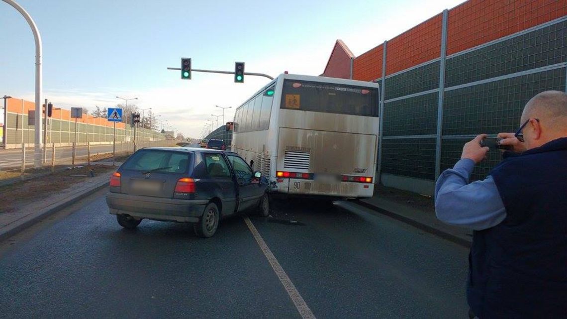 Krosno: Zmieniała pas ruchu, uderzyła w autobus