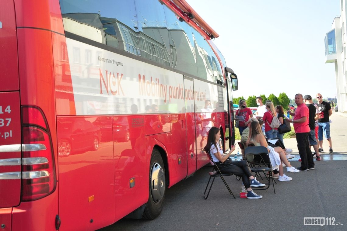 Krwiobus zaparkował przy krośnieńskim lotnisku