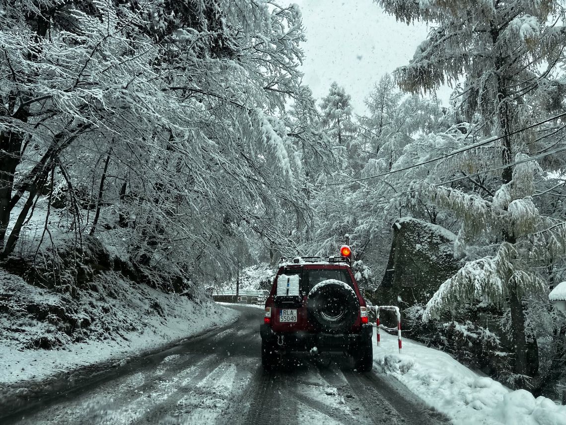 Kto odpowiada za zimowe utrzymanie dróg w Krośnie i powiecie krośnieńskim [WAŻNE TELEFONY]