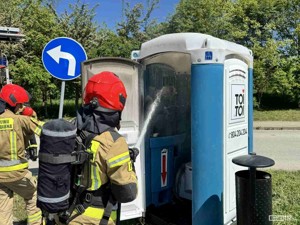 Kto podpalił przenośną toaletę na parkingu przy Okrzei?