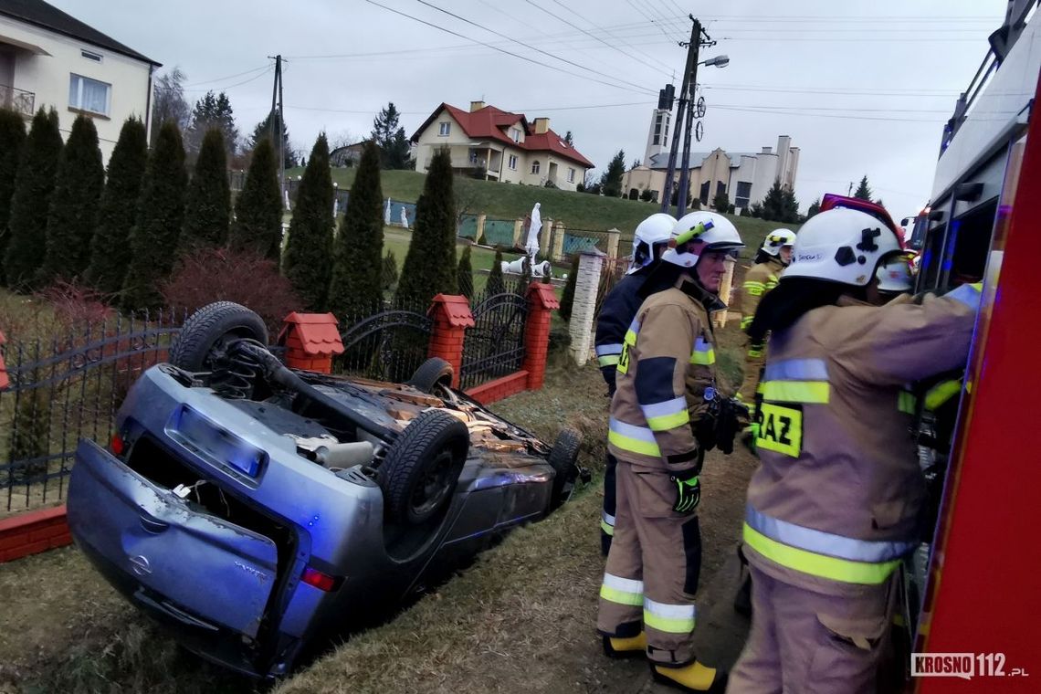 ? Łęki Dukielskie. Dachowanie samochodu. Jedna osoba w szpitalu