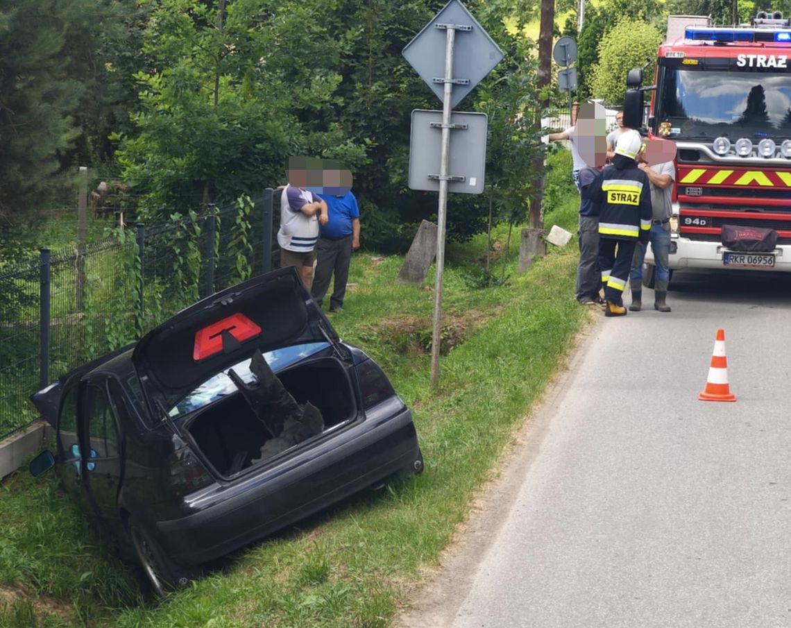 Łęki Strzyżowskie. Zderzenie dwóch samochodów
