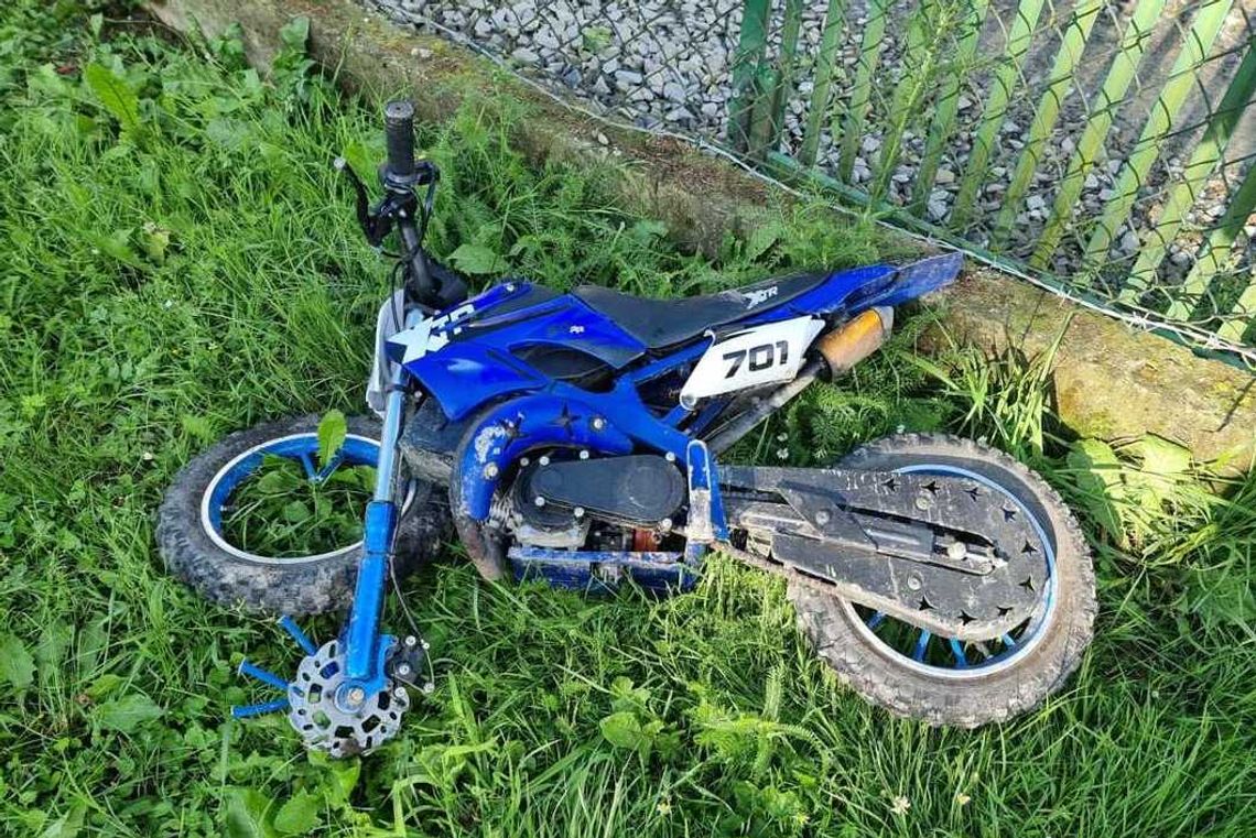 Lekkomyślny 8-latek wjechał moto crossem w nissana