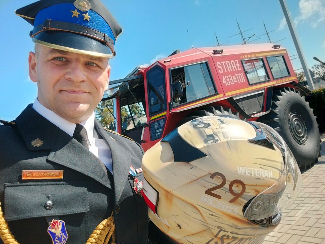Leski strażak uhonorował weteranów – artystyczny hołd podczas centralnych obchodów w Gdyni