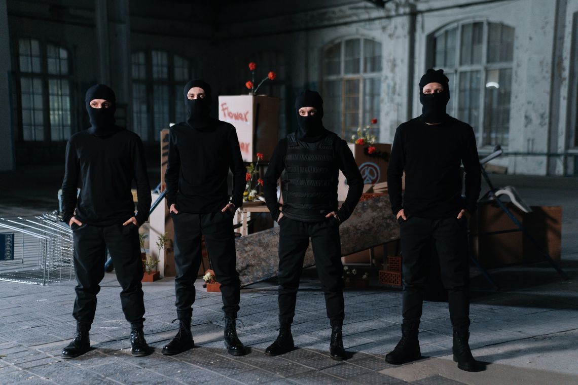Ostrzelali samochód i zaatakowali nożem kierowcę. Policjanci zatrzymali sprawców brutalnej napaści