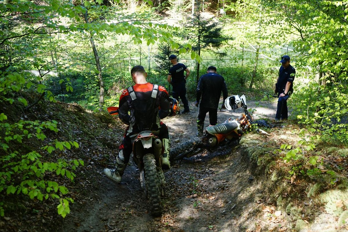 Leśne patrole w powiecie brzozowskim. Dwóch mężczyzn na crossach złapanych