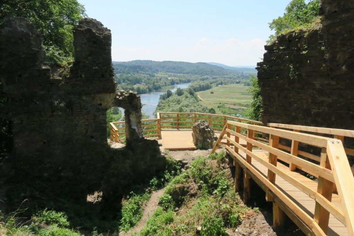 Leśnicy zachęcają do odwiedzenia ruin zamku Kmitów. Widoki ze szczytu góry Sobień są królewskie