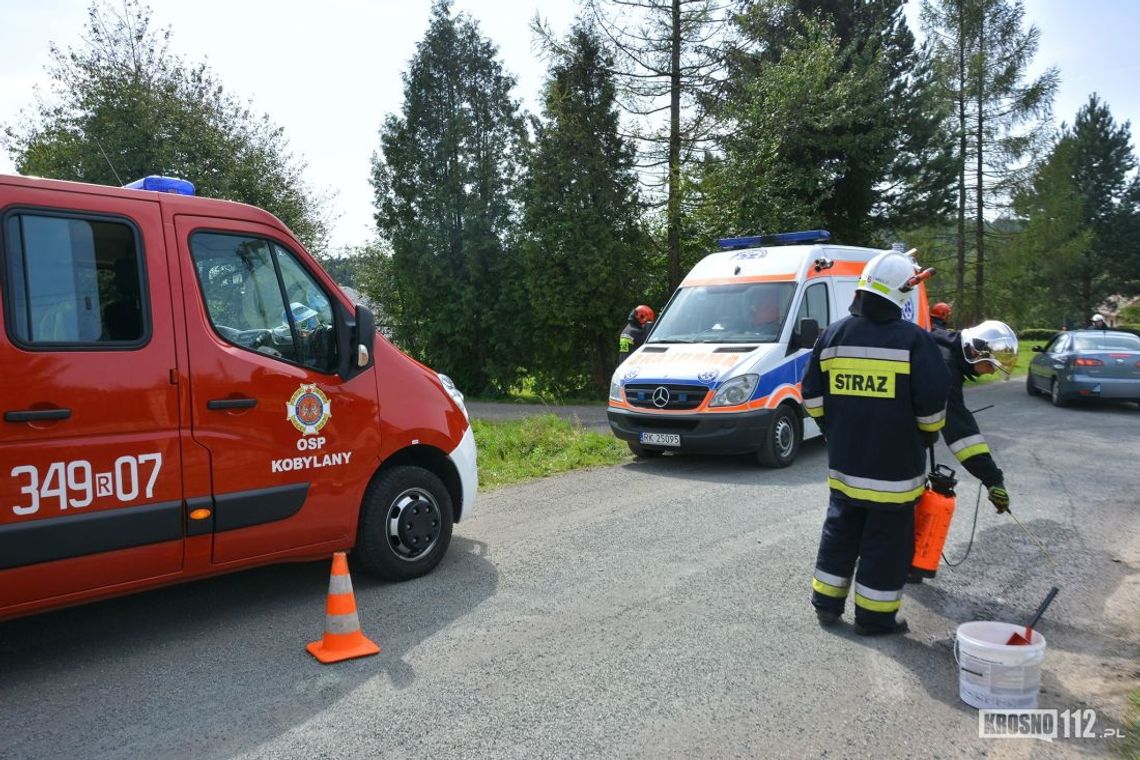LEŚNIÓWKA: Samochód w rowie. Na drodze niebezpieczny żwir