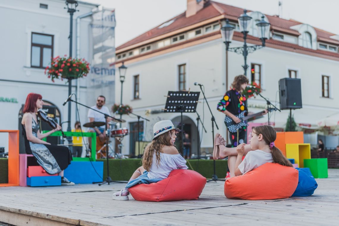 Letni Ogródek Sztuki na krośnieńskim rynku. Coś dla dzieci, młodzieży i dorosłych