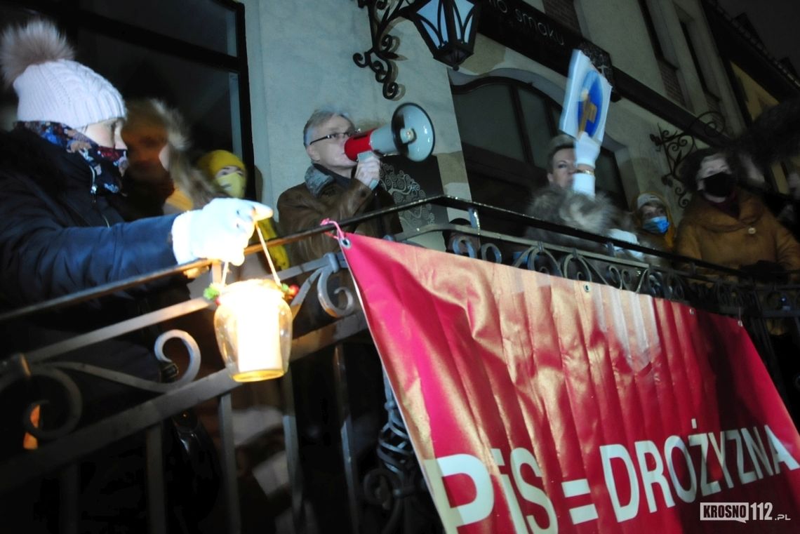 Lex TVN. Krośnianie protestowali przed biurem posła Piotra Babinetza. Złożyli mu świąteczne życzenia