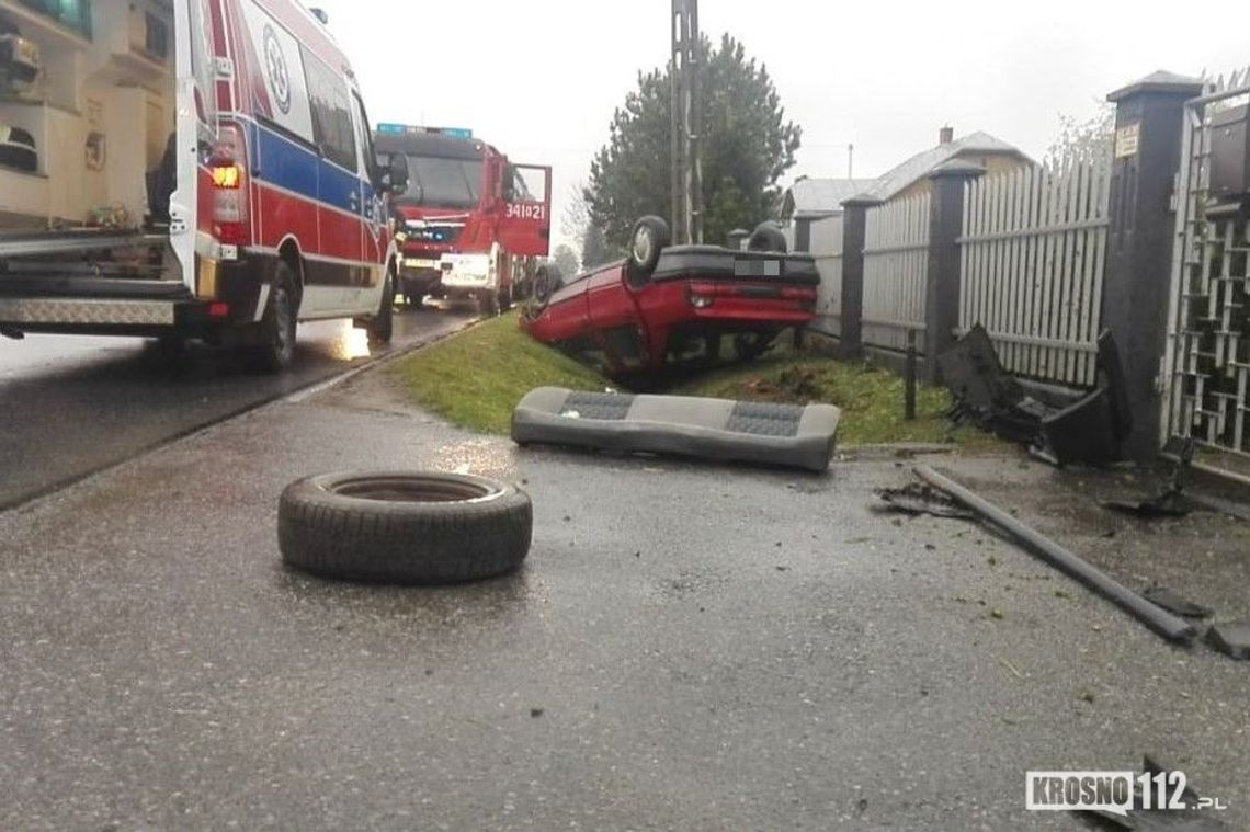 ŁĘŻANY: Kierująca Renault wjechała do rowu i dachowała