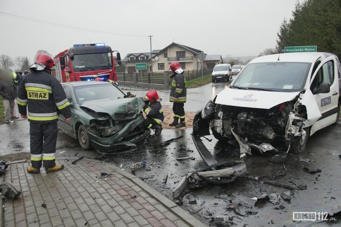 ŁĘŻANY: Wyprzedzał motorower, wjechał w Opla. Trzy osoby w szpitalu