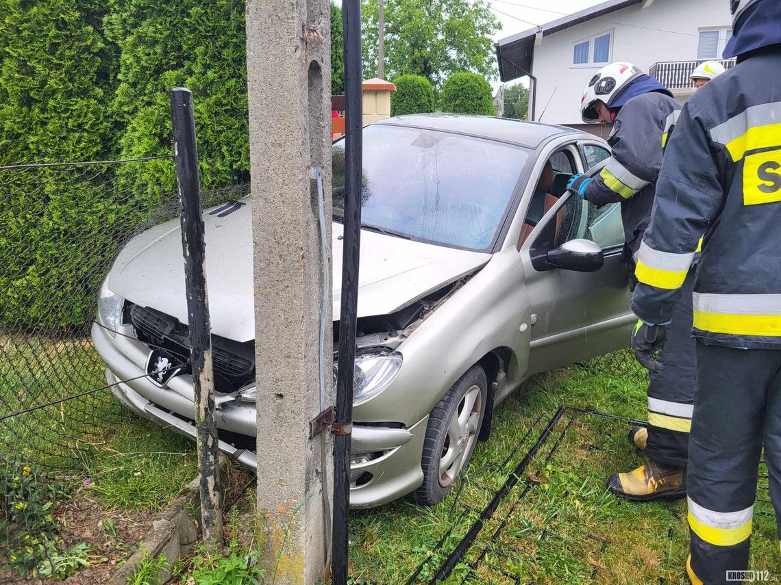 Łężany. Jazdę zakończył w ogrodzeniu