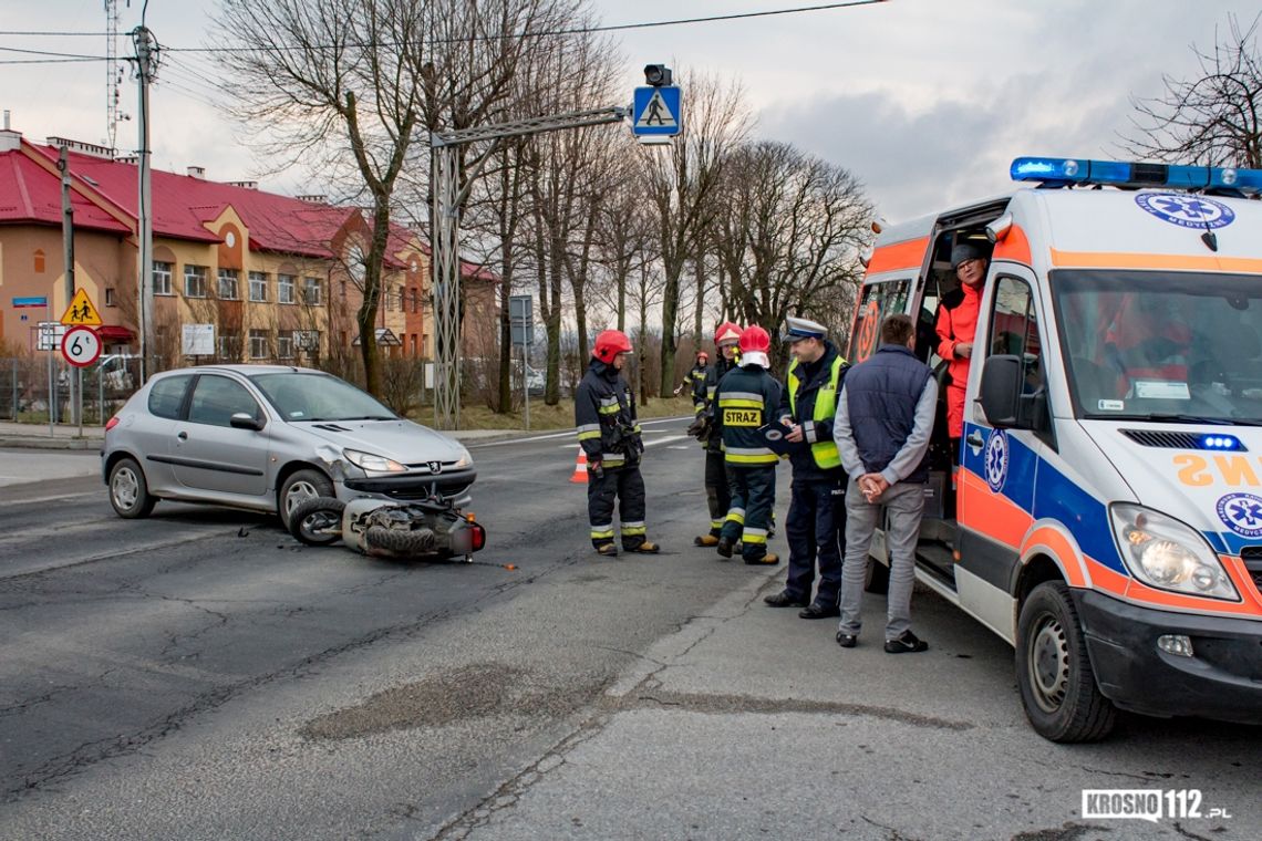 ŁĘŻANY: Zderzenie skutera z osobówką. Poszkodowana młoda kobieta