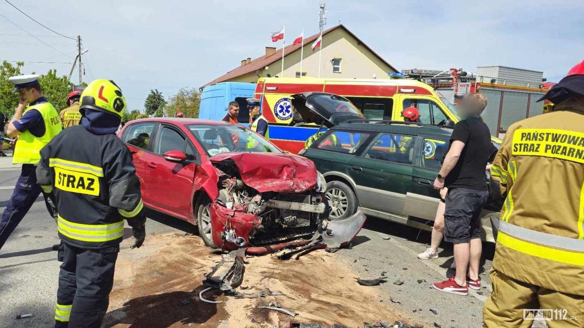 Łężany. Zderzenie trzech samochodów na skrzyżowaniu