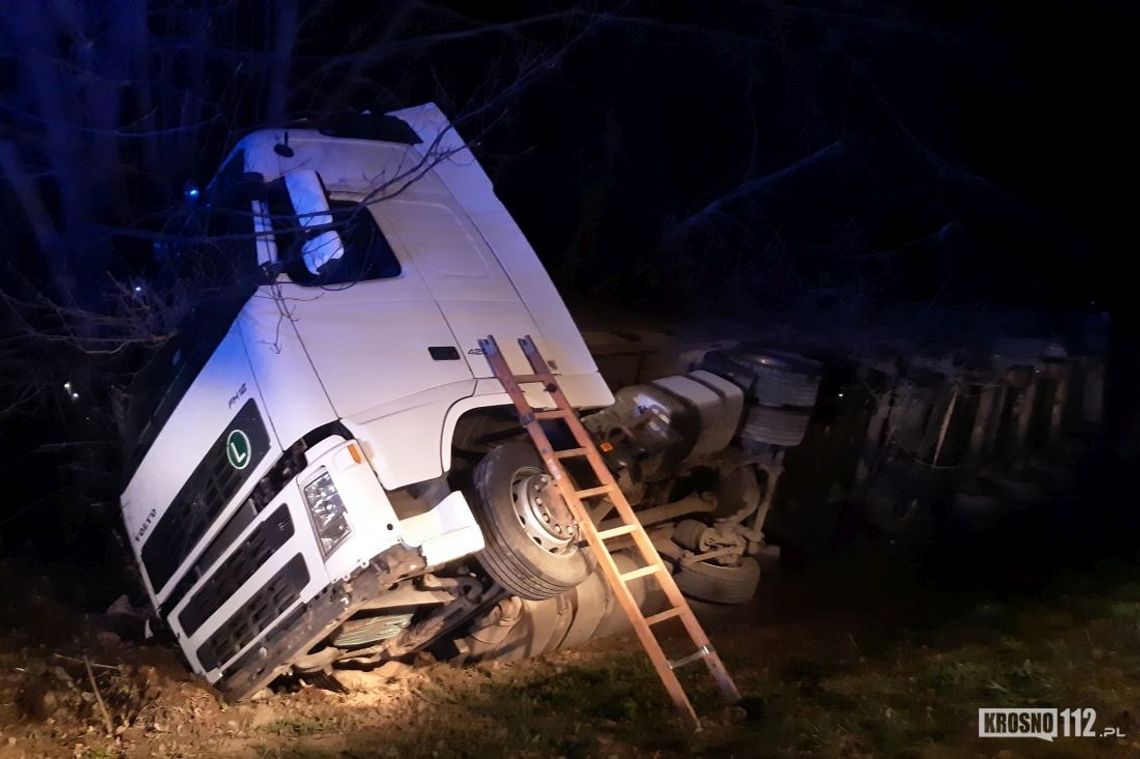 LIPOWICA: Stracił panowanie nad zestawem. "Położył" ciężarówkę w rowie