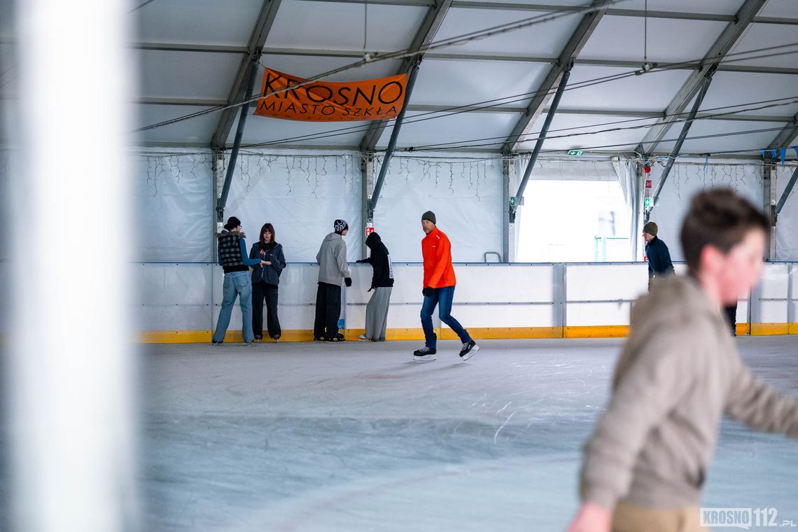 Lód, emocje i wspólna zabawa. Sezon na lodowisku w Krośnie rozpoczęty. Zobaczcie zdjęcia