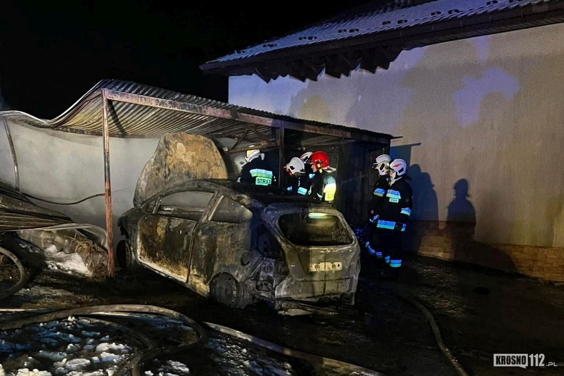 ? Lubatowa: Pożar samochodu i garażu. Strażacy uratowali dom