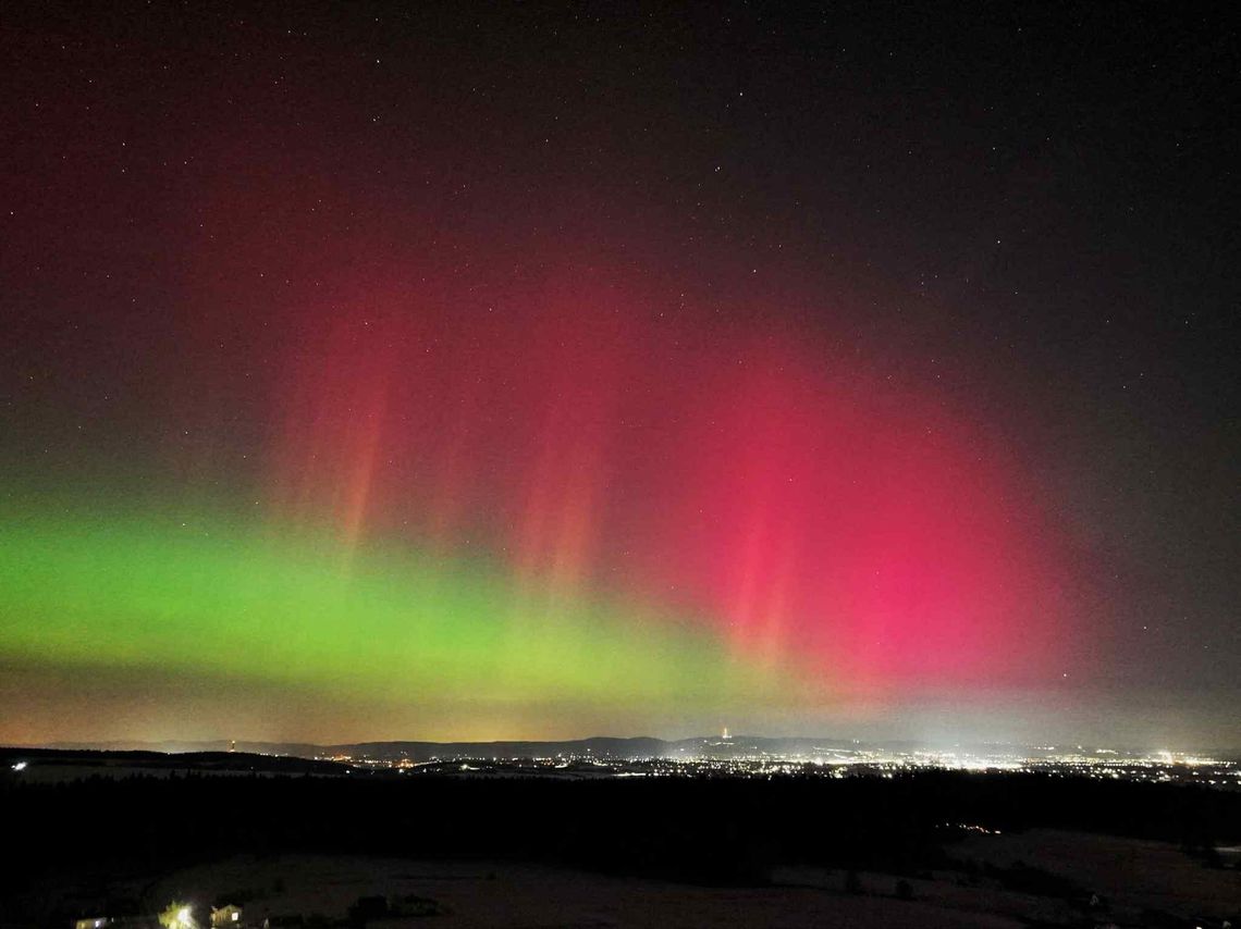 Magiczna noc nad Polską. Zorza polarna rozświetliła niebo
