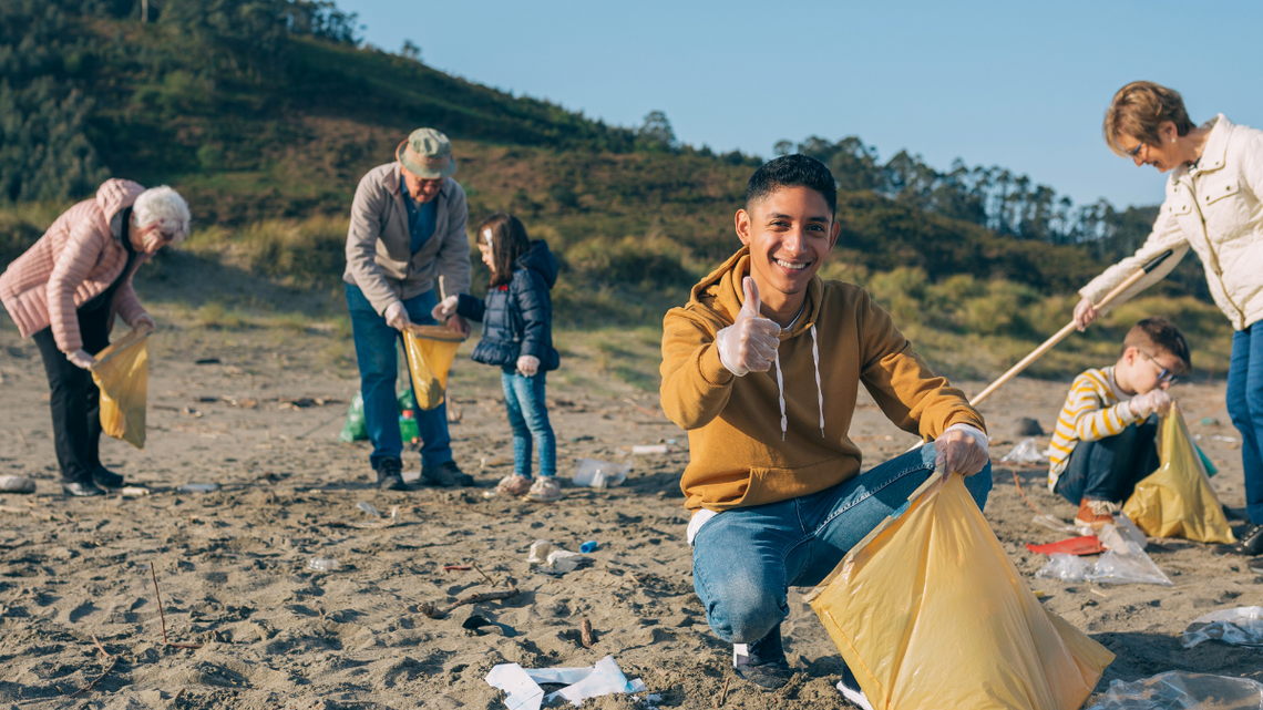 Żaśmiecają plaże, górskie szlaki i rzeki. Jedna trzecia Polaków nie dba o środowisko