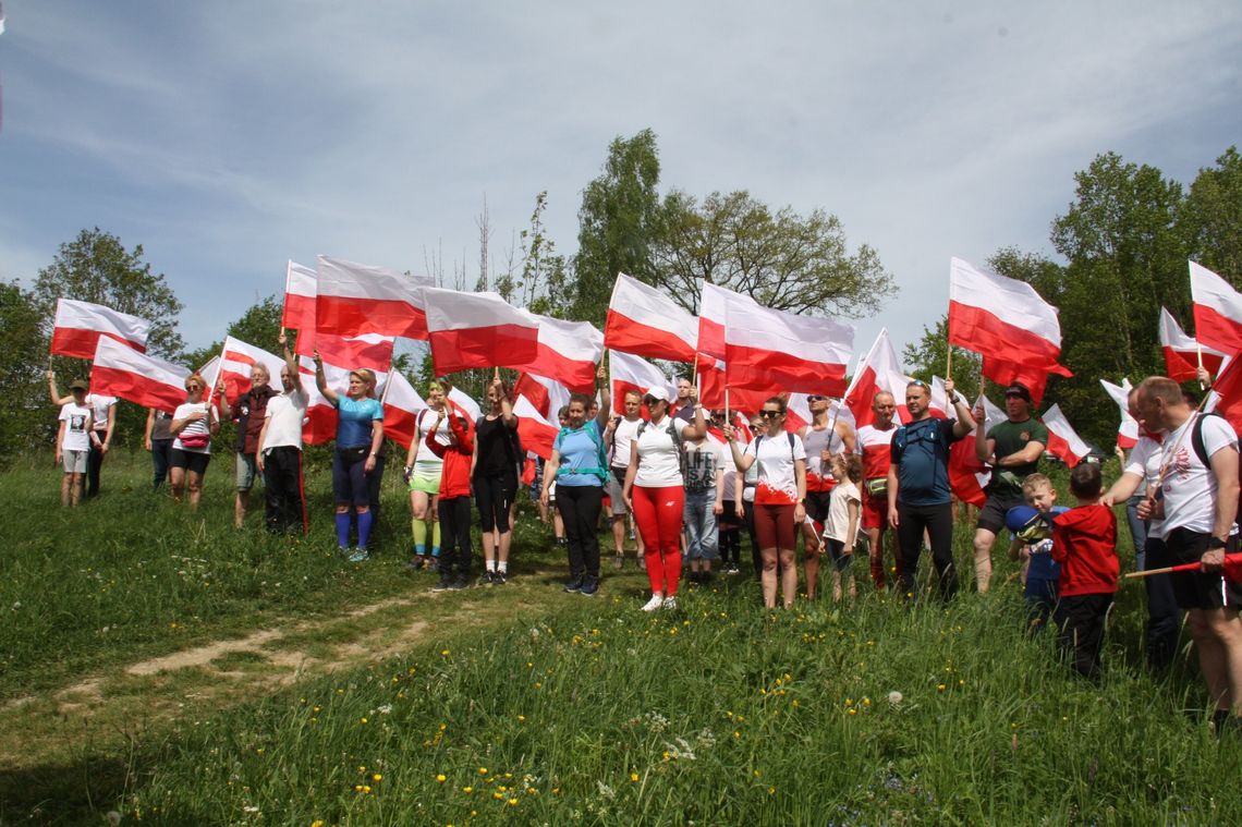 Marszobieg z flagami na górę Cergowa [ZDJĘCIA]