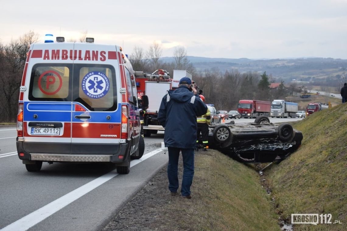 Maszyna budowlana wyjechała przed Audi. Dachowanie na DK19