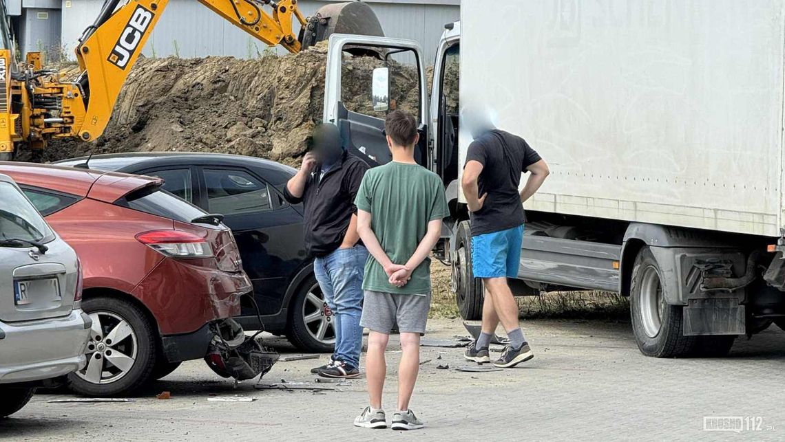 Mercedes stoczył się na trzy zaparkowane samochody. Winny 23-latek