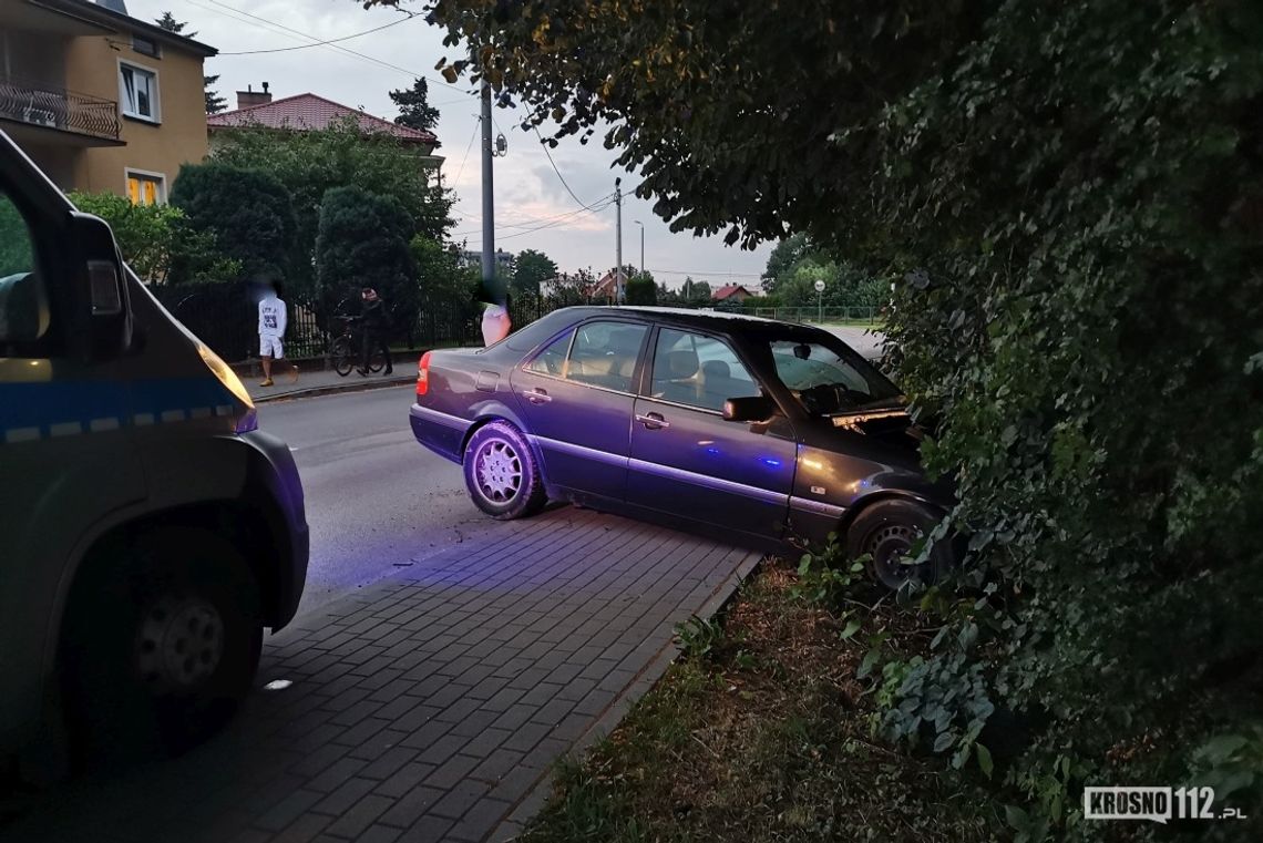 Mercedesem zakończył jazdę w zaroślach i na drzewie