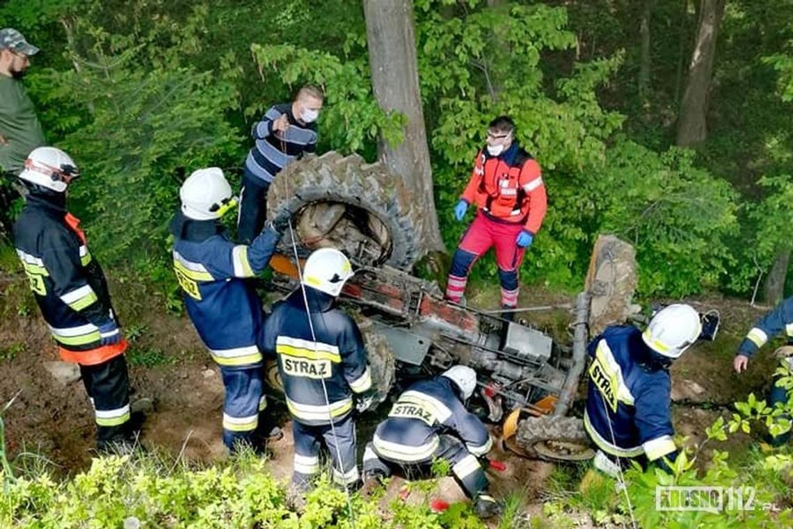 Mężczyzna przygnieciony przez ciągnik. Między innymi Ratownik 10 w akcji