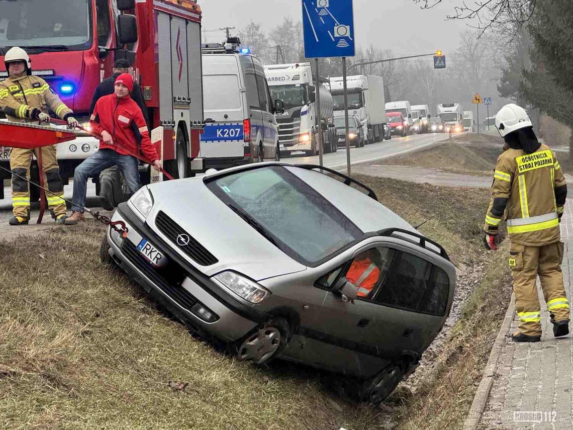 Mężczyzna zasłabł. Opel w rowie przy DK19