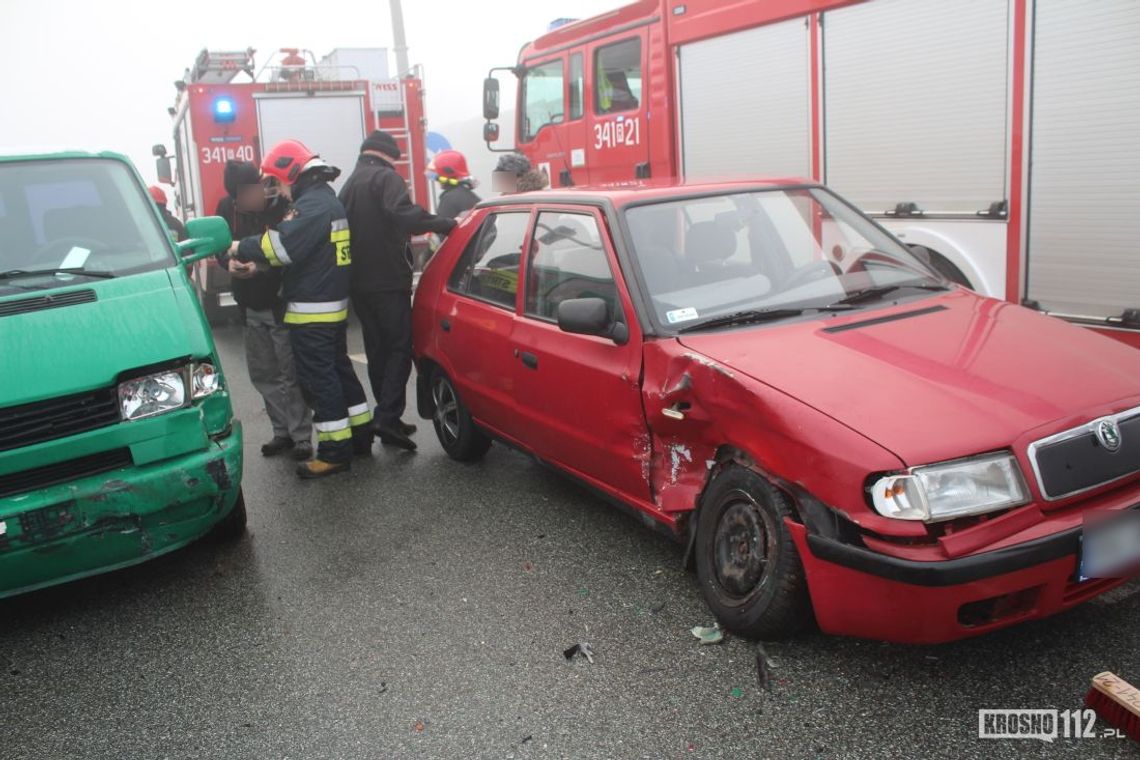 Mglisty poranek i kolizja na ważnym skrzyżowaniu w Krośnie