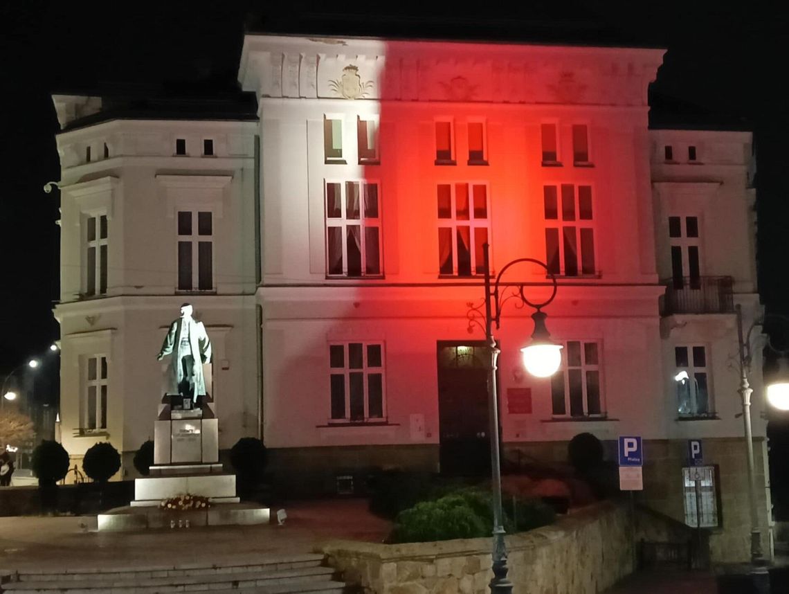 Budynki podświetlono na czerwono. Międzynarodowy Dzień Zapobiegania Przemocy wobec Dzieci