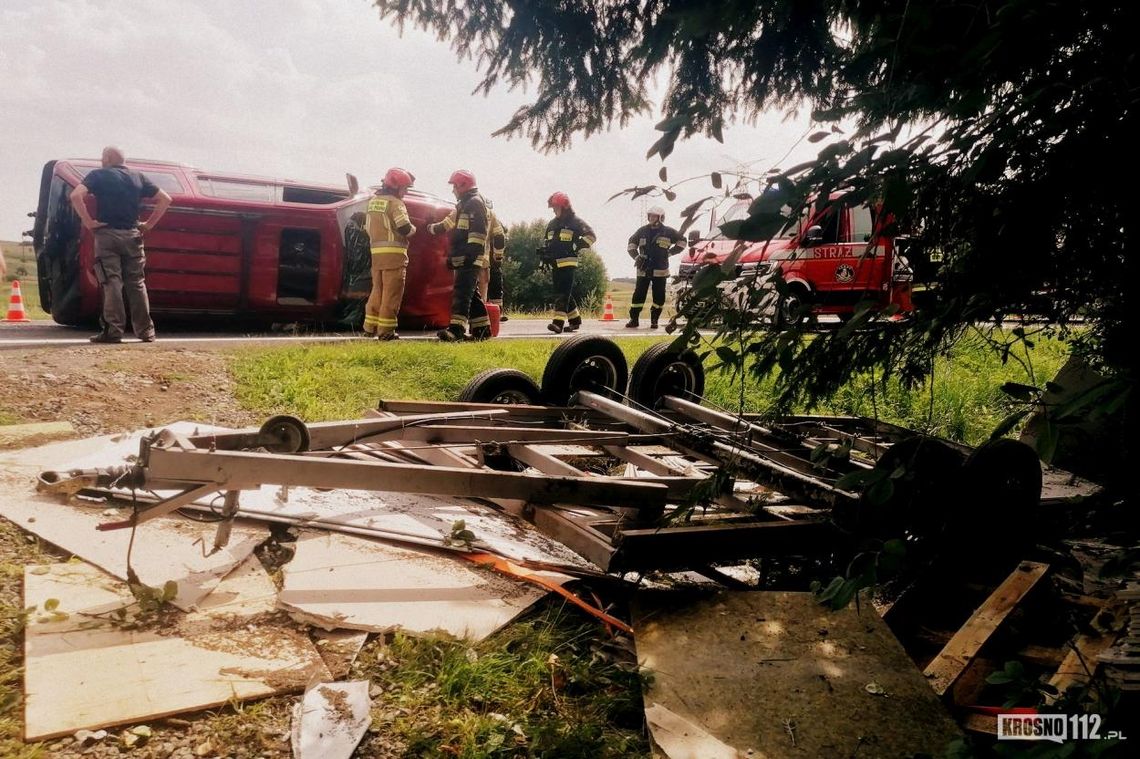 ? Miejsce Piastowe/DK28. Samochód na boku, przyczepka w rowie