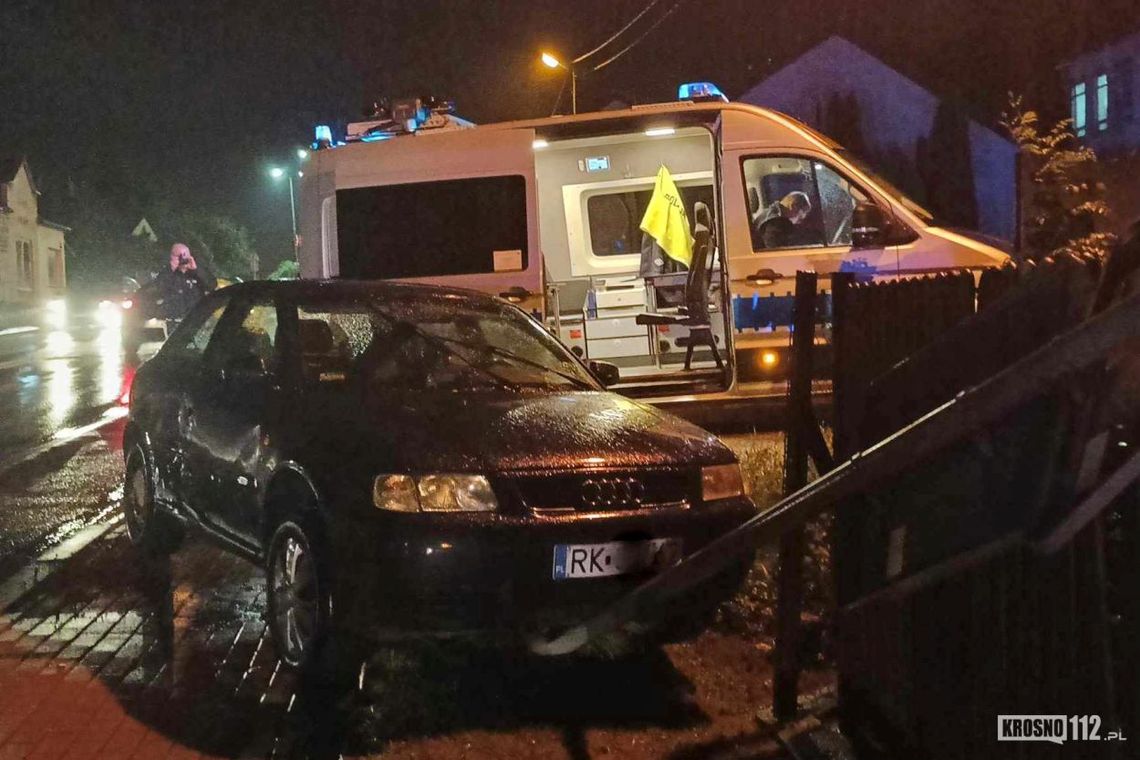 Miejsce Piastowe. Kierowca Audi źle się poczuł i zjechał z jezdni. Pomocy udzielili mu policjanci [AKTUALIZACJA]