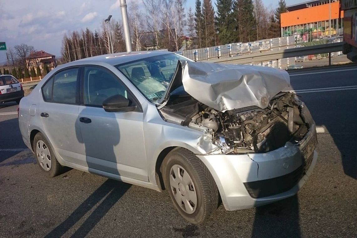 MIEJSCE PIASTOWE: Najechanie osobówki na tył naczepy tira