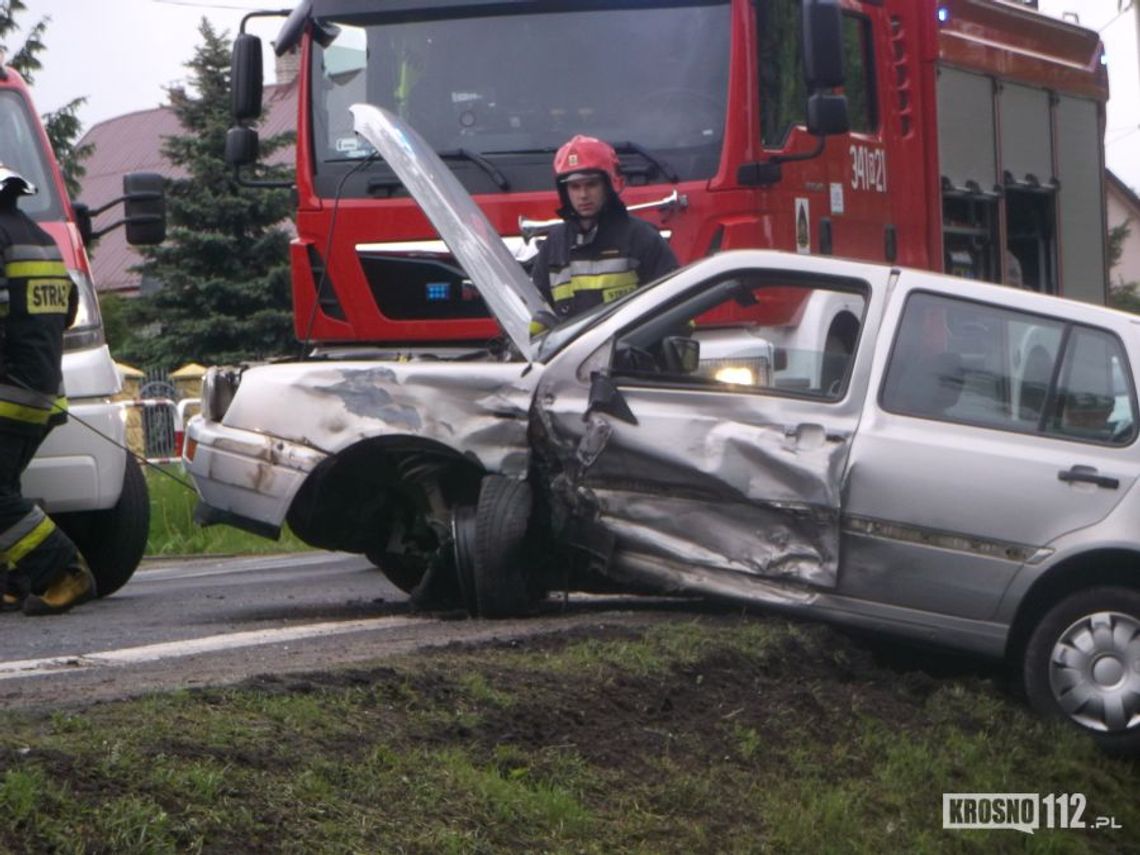 Miejsce Piastowe: Pęknięta opona przyczyną czołowego zderzenia pojazdów